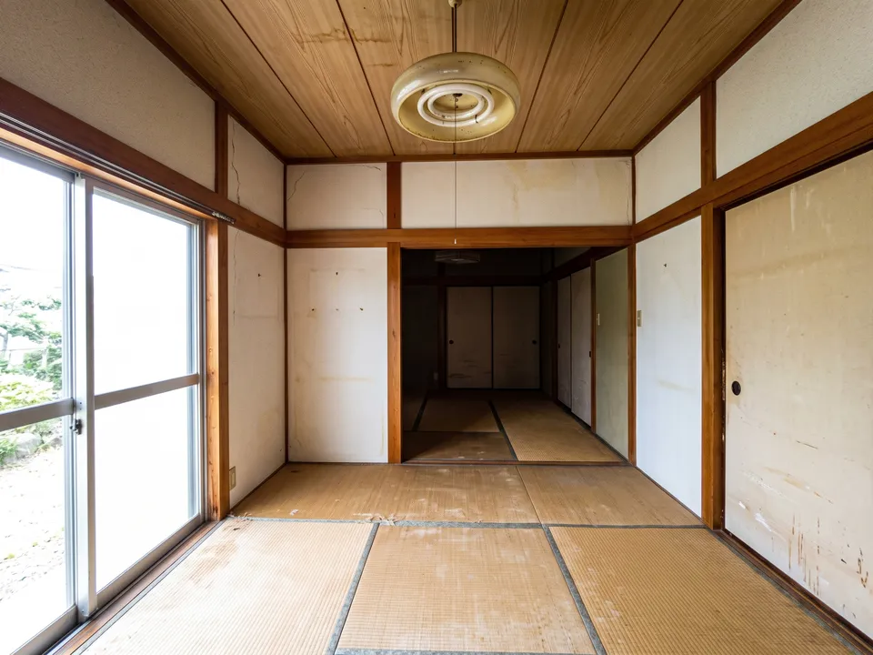 襖で仕切られた平屋の和室2間。畳が日焼けし、天井が低い