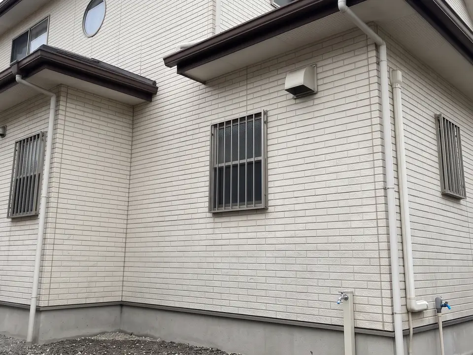 洗浄して汚れを落とした外壁。塗り替えずに本来の色が出ている