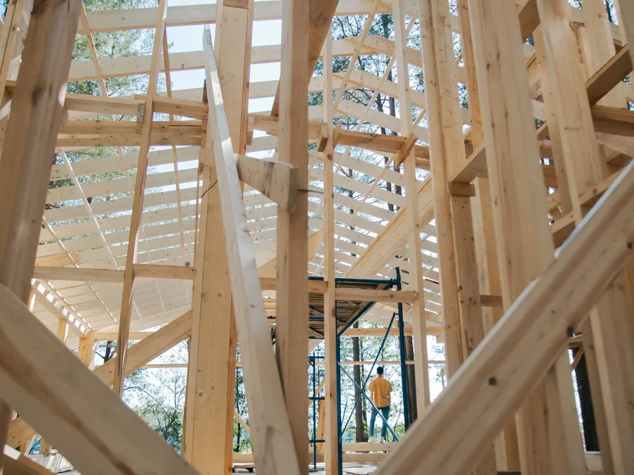 建て方中の木造住宅の小屋組を室内から見上げた様子